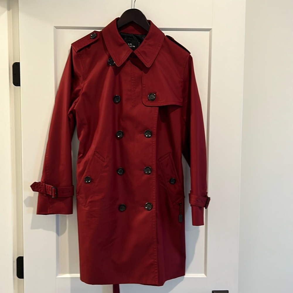 Coach perfect condition trench coat in one of the seasons “it” colours. Size L